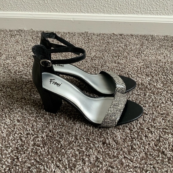 Strappy heels - Picture 2 of 4